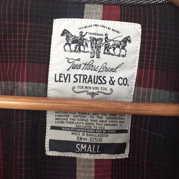 Levi’s button down - Picture 2 of 3